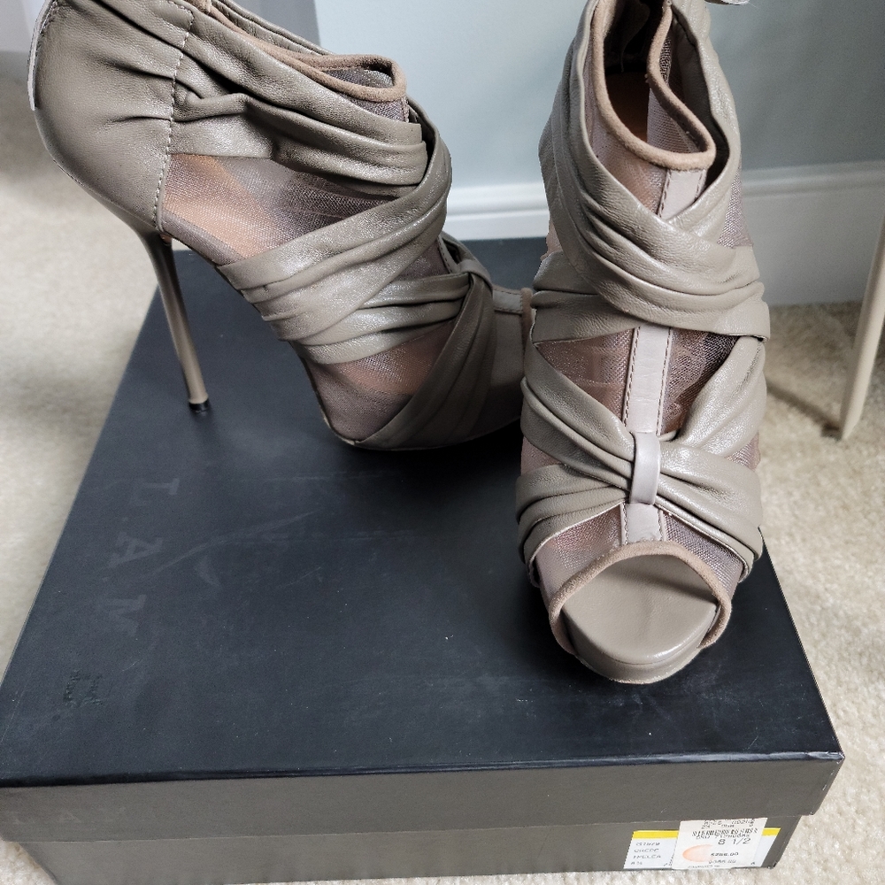 L. A. M. B. Heels Slip on Shoes Leather Solid Mushroom Beige. Size 8.5M Back Zip